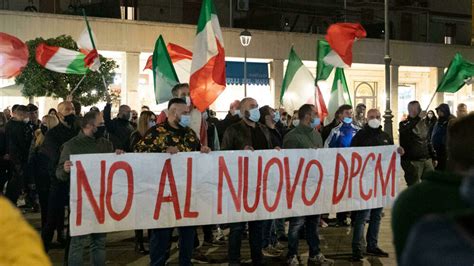 Torino, rivolte contro il nuovo DPCM. Vandali saccheggiano 